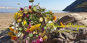 immagine spiaggia di Gabicce Mare con decorazioni pasquali