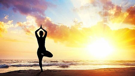 immagine yoga al tramonto